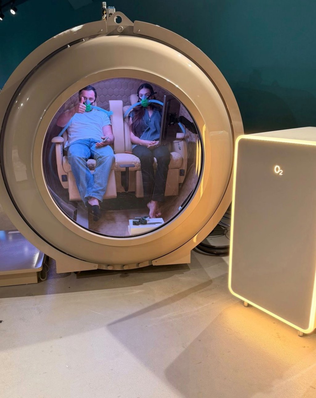 Två personer i Oxyzens tvåsitsiga HBOT-tryckkammare från Nordic Welltech i Malmö
